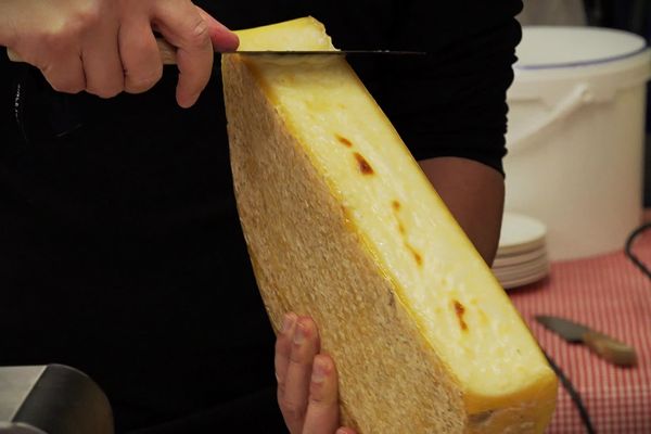 "Racler": tout un art enseigné ce week-end en Suisse, à Morgins, à l'occasion des championnats du monde de la raclette