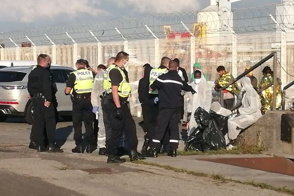 Une vingtaine de migrants ont été pris en charge ce mercredi matin au port de Calais, après avoir tenté de traverser la Manche.