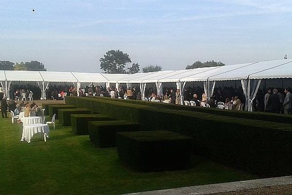 Les maires du Calvados étaient invités à déjeuner dans les jardins du château de Bénouville par le président du conseil général Jean-Léonce Dupont, par ailleurs sénateur, et candidat à sa succession. Or le 28 septembre, les maires se retrouveront à la préfecture pour élire les sénateurs...