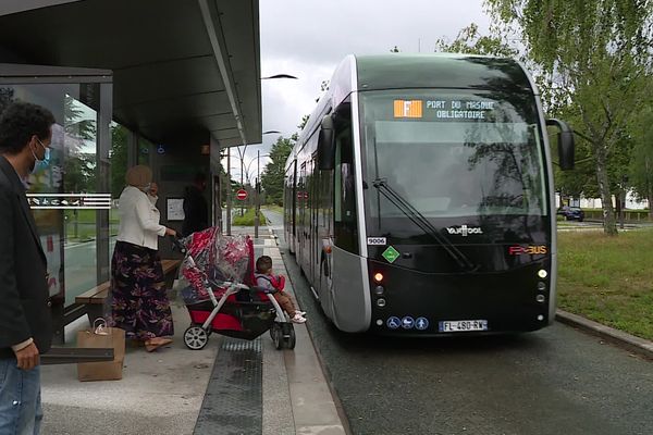 Suite à des pannes techniques, il a fallu faire venir de l'hydrogène de Lyon par camion pour permettre au Fébus de rouler. 