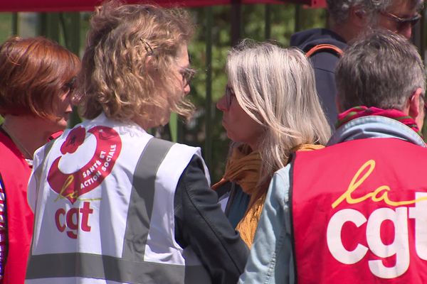 Devant La Chartreuse à Dijon, une trentaine de personnes se sont réunies au cours de l'après-midi.