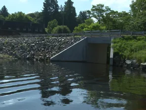 Le passage au-dessus du barrage de l’étang de Forgeneuve à Meuzac, flambant neuf, où les poids-lourds peuvent désormais se croiser : un chantier réalisé par le Conseil Départemental de la Haute-Vienne.