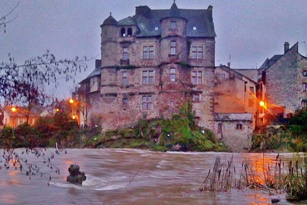 La crue du Lot à Espalion Aveyron) où le fameux scaphandrier a habituellement les pieds au sec.