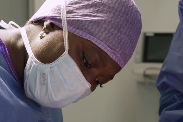 La chirurgienne Aïcha N'Doye chante des berceuses à ses patientes pour apaiser leurs angoisses