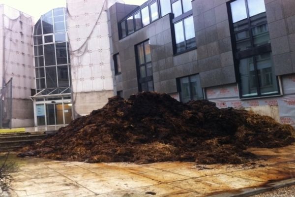 Des tonnes de fumiers devant les locaux de la DRAAF de Poitiers