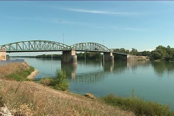 Le pont de Fleurville, qui relie la Saône-et-Loire et l'Ain, vu depuis la berge.