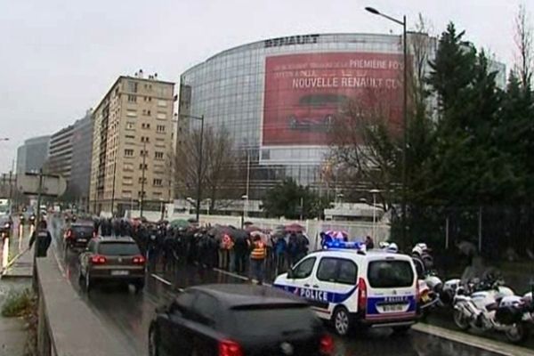 Manifestation des TRW Ramonchamp devant le siège de Renault à Paris, vendredi 14 décembre 2012