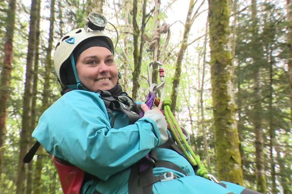 Une femme atteinte de la sclérose en plaques participe à une exploration de spéléologie, le 20 avril, dans le Jura.