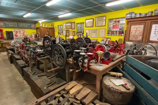 Le musée de la boucherie-charcuterie retrace l'évolution des objets et machines à travers le temps.