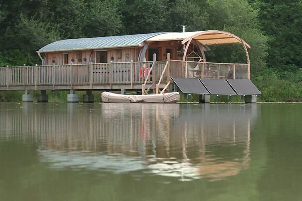 Parmi les hébergements insolites, cette cabane sur l'eau