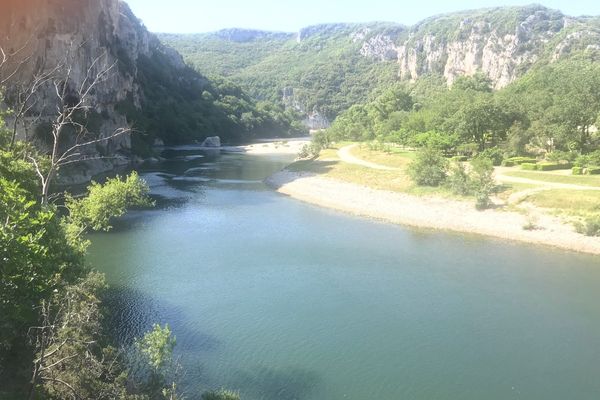 Du côté de Vallon-Pont d'Arc, la rivière Ardèche est vide de canoës