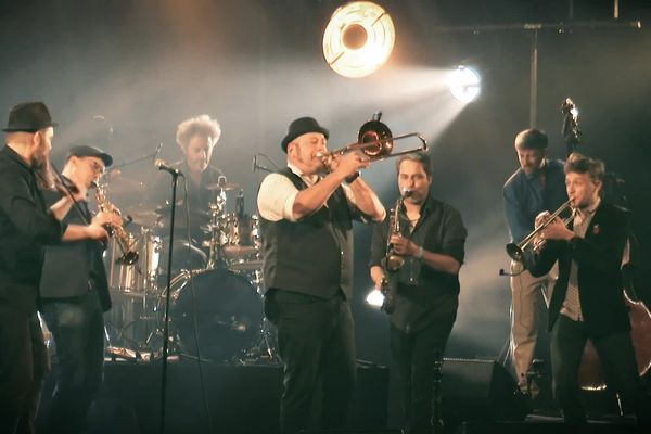 Le Taraf Dékalé, groupe historique de la compagnie du Tire-Laine, en concert.