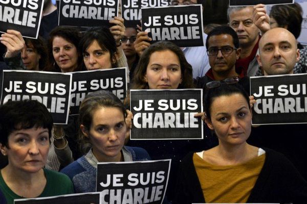 Les journalistes de l'AFP observent une minute de silence