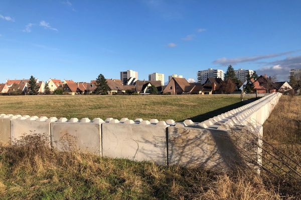 Le terrain pollué au lintane est protégé des intrusions de véhicule par des blocs de béton.