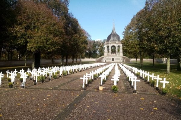 600 croix blanches installées à Sainte-Anne-d’Auray  en hommage aux agriculteurs qui mettent fin à leurs jours chaque année.