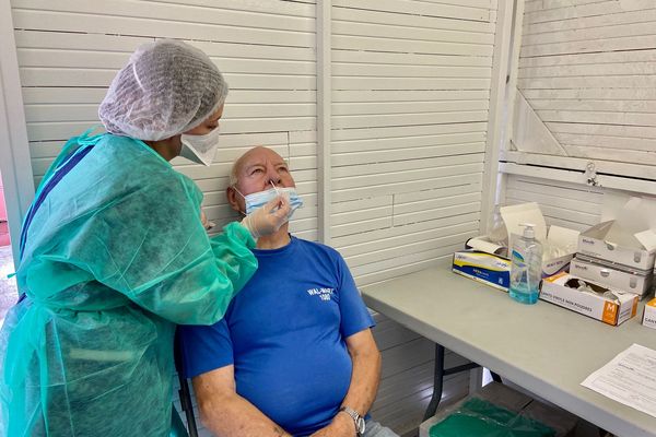 Pour faire face à la demande croissante, la pharmacie du port à Trouville a embauché une étudiante sage-femme. 