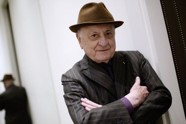 Pierre Bergé va vendre sa bibliothèque privée aux enchères après une expo à Monaco.