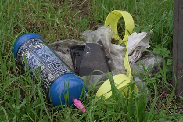 Les bonbonnes de protoxyde d'azote abandonnées sur l'espace public à Toulouse se multiplient. Consommé fréquemment ce gaz peut entraîner de graves effets sur la santé physique et mentale.