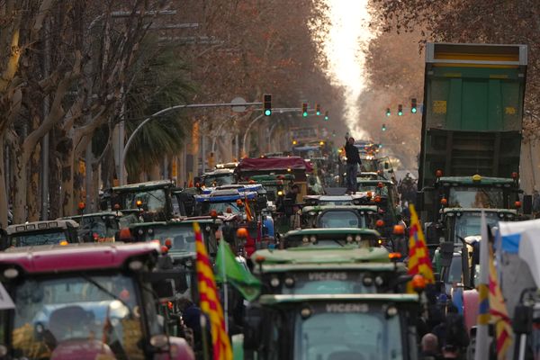 Des milliers d'agriculteurs ont bloqué des routes mercredi pour protester contre la politique européenne. Ils ont bloqué le centre-vile de Barcelone.