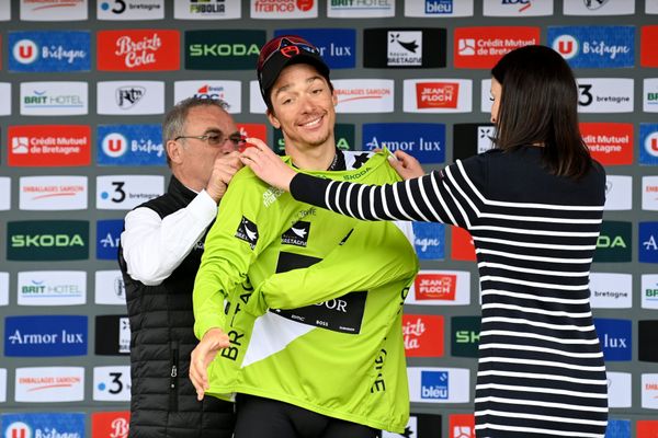 Simon Pellaud est le vainqueur du Tour de Bretagne 2023. Le jeune coureur est présenté sur le podium et félicité par Bernard Hinault