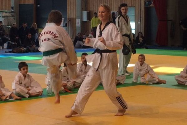 Marlène Harnois, face aux jeunes élèves de l'école de taekwondo de Niort. 