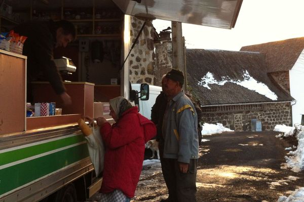 Depuis 25 ans, au volant de sa camionnette, Jean-Claude sillonne les routes de la vallée de la Jordanne, dans le Cantal. Un épicier ambulant qui apporte bien plus que des denrées alimentaires.