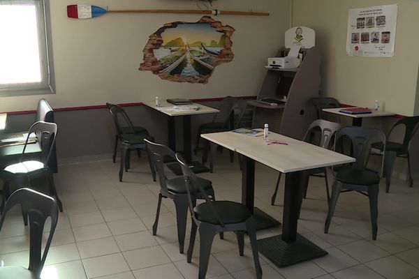 Tables vides et bistrot désert au Temple-sur-Lot dans le Lot-et-Garonne "  On fait pas des rassemblements de 40 personnes dans un bar, c'est impossible, on est sur quatre ou cinq personnes et les personnes ont besoin de ce rendez-vous. "