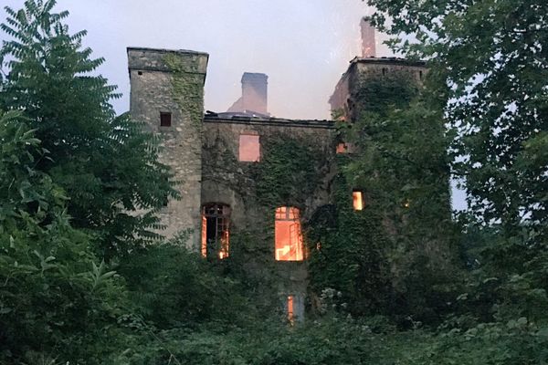 Le château de Lézignac, dans le Tarn, a été détruit dans un incendie lundi soir.