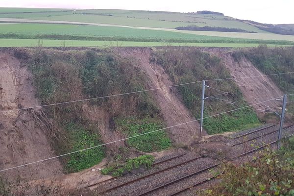 Des talus se sont effondrés à hauteur d'Hardelot (Pas-de-Calais), causant l'interruption totale de la ligne TER Boulogne-sur-Mer - Etaples Le Touquet.