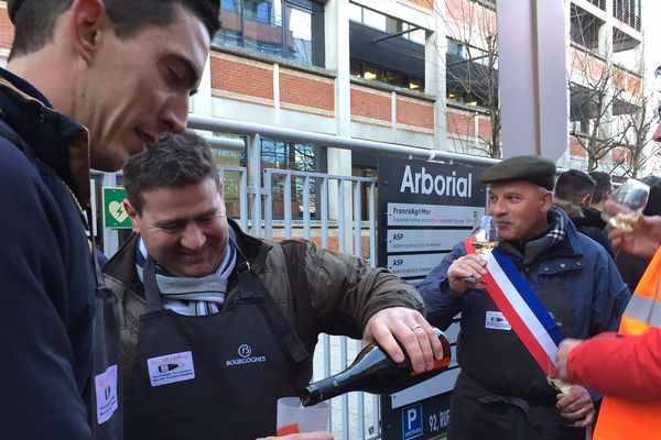 L'action menée devant le siège de l'Inao, près de Paris, se fait dans la convivialité.