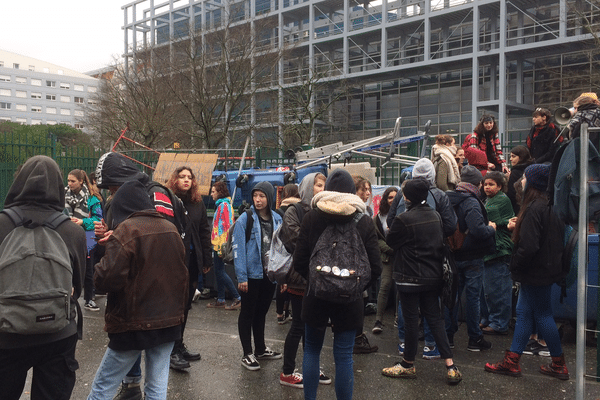 Les élèves ont bloqué l'entrée principale du Lycée des Arènes tôt ce jeudi 15 février 2018.