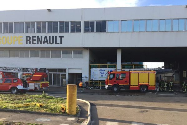 Les pompiers fortement mobilisés sur un incendie à Caudan, à la Fonderie de Bretagne