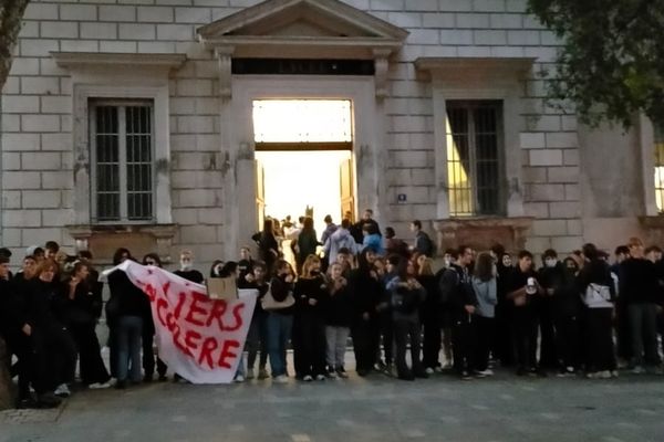 Les élèves du lycée Thiers comme à Saint Charles, à Marseille, ont bloqué les établissement pour se faire entendre.