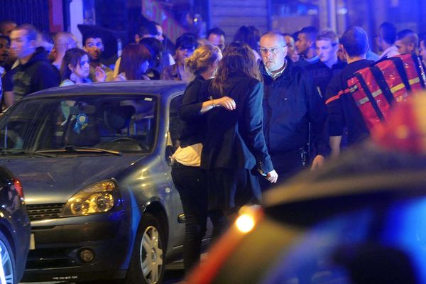 Stupeur, dans la nuit du 1er juillet 2012, devant le Theatro rue Gambetta à Lille.