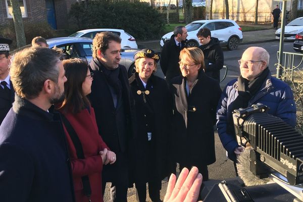 Christophe Castaner, ministre de l'Intérieur, accompagné de Michèle Kirry préfète et Nathalie Appéré, maire de Rennes, à sa droite et de Laurence Maillard-Méhaignerie et Florian Bachelier, députés LREM