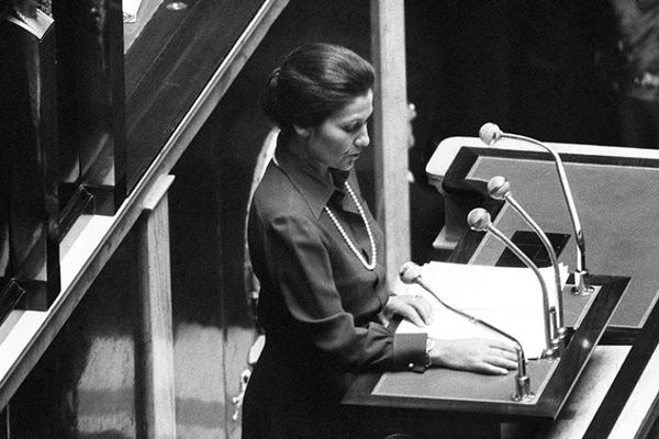 Simone Veil à l'Assemblée nationale, le 26 novembre 1974. Elle est alors ministre de la Santé. 