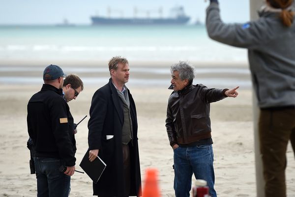 Christopher Nolan (au centre, cahier à la main) lors des préparatifs de son tournage à Dunkerque le 20 mai dernier.