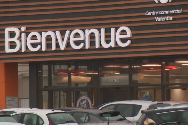 <p>Le centre commercial de Valentin est fermé depuis le 31 janvier, hormis l'enseigne Carrefour, les boutiques alimentaires et la pharmacie.&nbsp;</p>