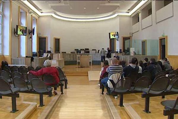 Depuis lundi, la cour d'assises du Puy-de-Dôme juge un jeune de 28 ans, accusé d'avoir tué le 13 novembre 2013 à Perrier, de plusieurs coups de couteau, Jean-Marc Foury, une connaissance qui évoluait dans le milieu des stupéfiants.