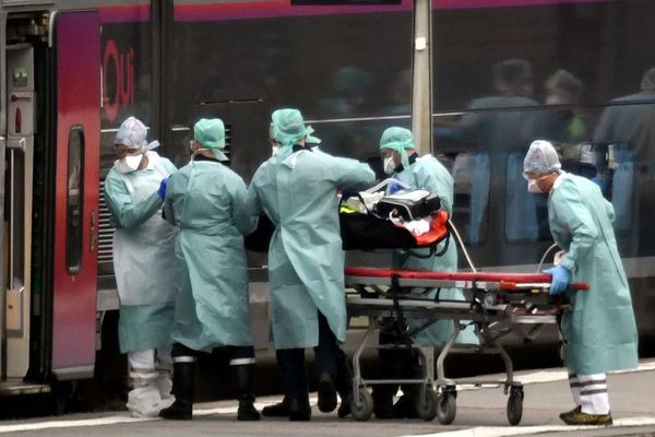 Le 29 mars, un train, au départ de Nancy. Le personnel soignant achemine des patients en réanimation vers Bordeaux, Libourne, Bayonne et Pau