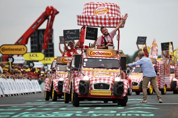 Tour de France : la caravane publicitaire passe toujours deux heures avant les coureurs.