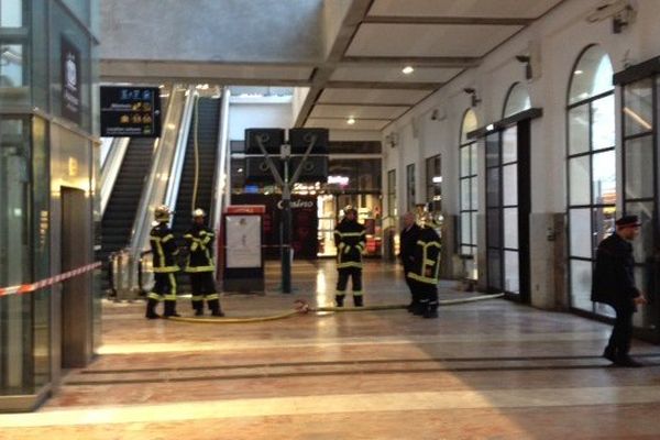 Les pompiers sur place à la gare Saint-Roch de Montpellier après qu'un colis suspect a été repéré - 16 décembre 2015