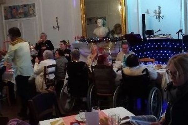 Au Château d'Achy (Oise) les Petits frères des pauvres fêtent Noël avec des personnes âgées isolées