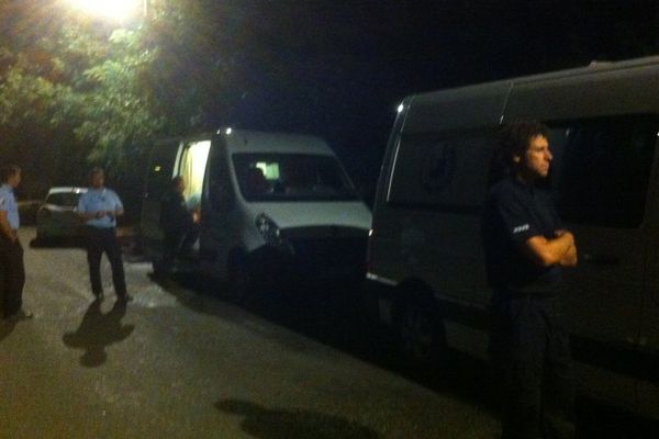 Les équipes de recherche au bord de la Deûle, vers 1h du matin, à Lille Bois-Blanc.