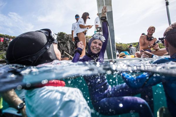 Alice Modolo après son record de France d'apnée en poids constant en plongeant à -86m, le 21 juillet 2018 aux Bahamas