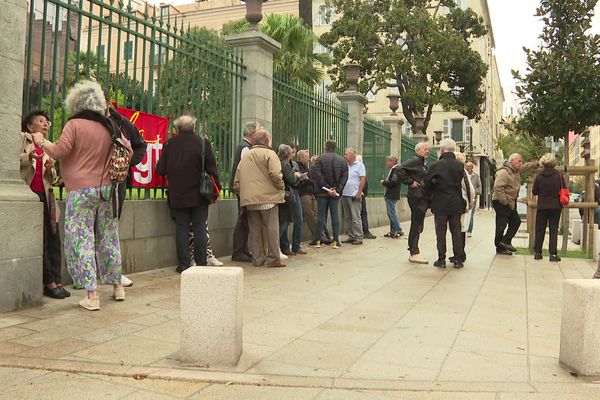 Une vingtaine de personnes s'est rassemblée devant la préfecture à Ajaccio.