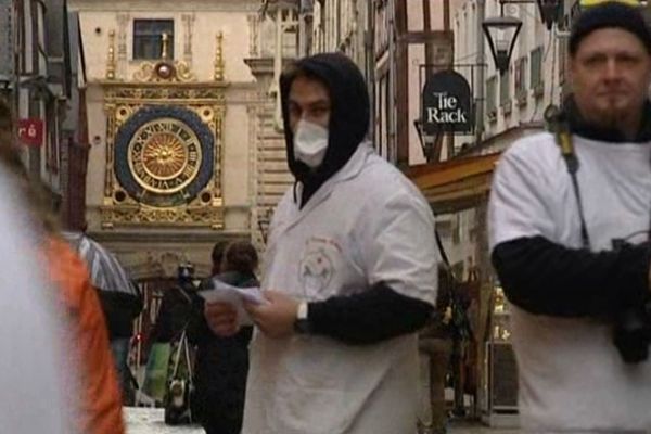 Des infirmiers en pleine distribution de tracts dans la rue du Gros Horloge, à Rouen. 