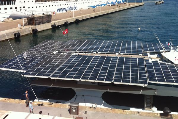 Le Planet Solar, premier bateau solaire à avoir fait le tour du monde est à Ajaccio