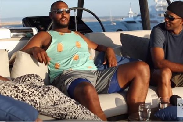 Image extraite de la vidéo YouTube dans laquelle Boris Diaw annonce qu'il se retire du basket. Il est aux côtés de ses amis de l'Insep Tony Parker et Ronny Turiaf.