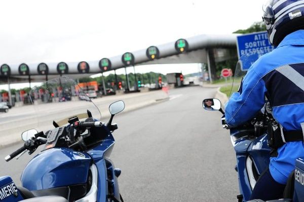 Motards surveillant un péage (illustration)